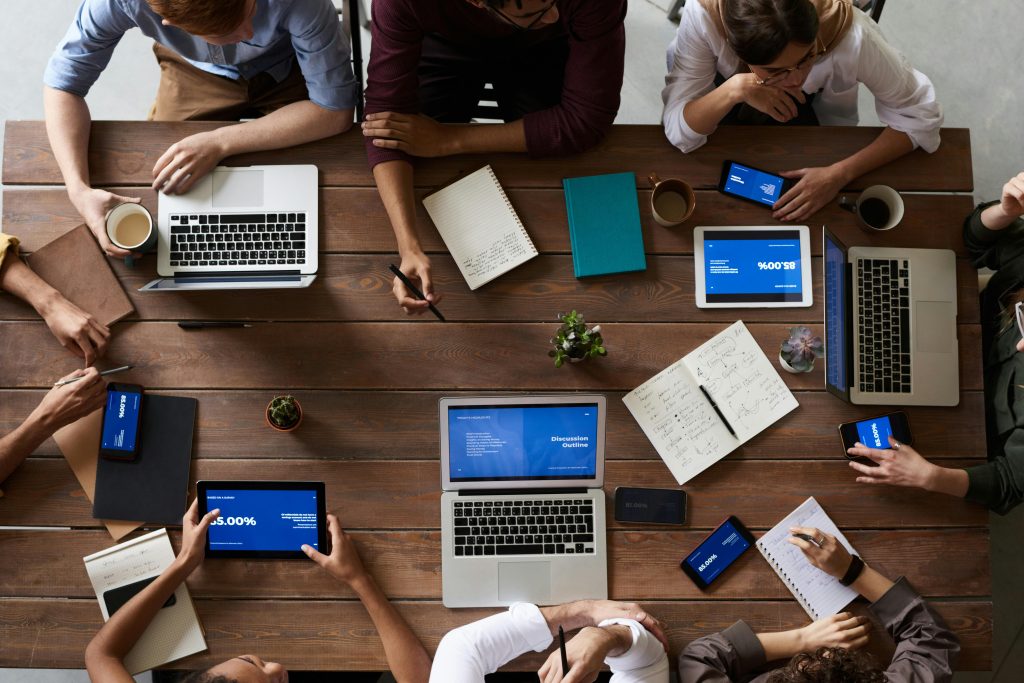 Choisir un CRM pour une PME : les questions à se poser avant de signer